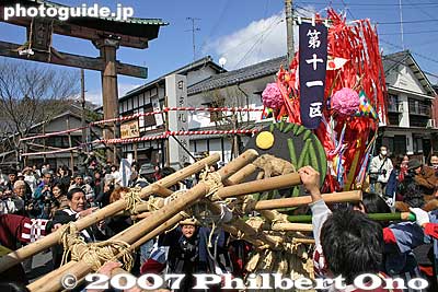 Children's floats go to battle.
Keywords: shiga omi-hachiman sagicho matsuri festival