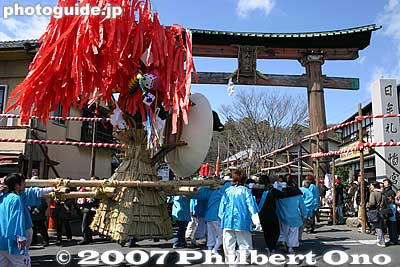 Floats go through the torii and head for Himure Hachimangu Shrine.
Keywords: shiga omi-hachiman sagicho matsuri festival torii
