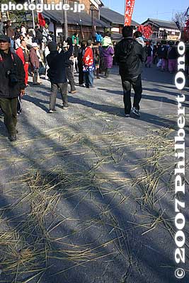 Straw all over the ground.
Keywords: shiga omi-hachiman sagicho matsuri festival