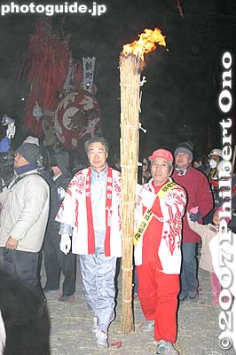 At 8 pm, five floats are set on fire at one time by a torch such as this one.
Keywords: shiga omi-hachiman sagicho matsuri festival