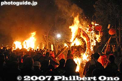 Three floats ablaze. 奉火
Keywords: shiga omi-hachiman sagicho matsuri festival fire