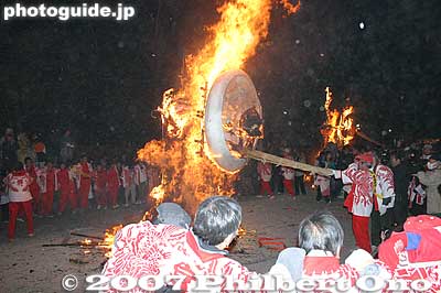 The remaining floats are set alight one after another until 10:40 pm.
Keywords: shiga omi-hachiman sagicho matsuri festival fire