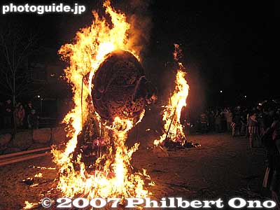 Burn baby, burn... Also see the [url=http://www.youtube.com/watch?v=oPbTAM0zyes]video at YouTube.[/url]
Keywords: shiga omi-hachiman sagicho matsuri festival fire