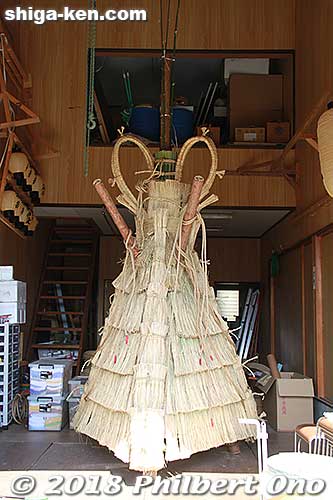 Float support made of straw was built in the garage.
Keywords: shiga omi-hachiman sagicho matsuri festival float 2018 dog