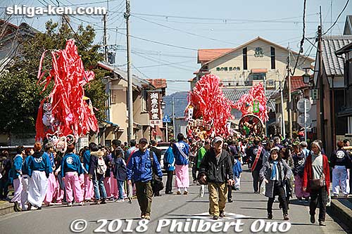 On the first day (Sat.), the floats are paraded along the streets as they go to Himure Hachimangu Shrine and undergo judging for best design. The floats are works of art and made of edible materials mounted on a straw and wood base. Sanwakai float. 参和
March 17, 2018
Keywords: shiga omi-hachiman sagicho matsuri festival float 2018 dog