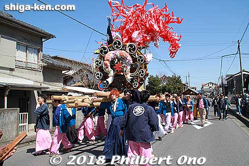 Sanwakai float approaching the shrine. 参和会
Keywords: shiga omi-hachiman sagicho matsuri festival float 2018 dog