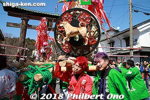 Float bearers spin around while shouting "Cho-yare" or "Masse masse!" Dai-niku float 第二区
Keywords: shiga omihachiman sagicho matsuri festival float 2018 dog