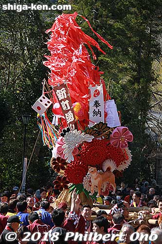 Shinmachi-dori float leaving the shrine. 新町通り
Keywords: shiga omi hachiman sagicho matsuri festival float 2018 dog