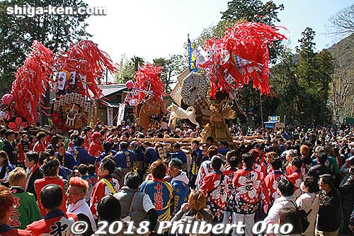 Suwai-cho float leaving the shrine for the procession. 仲屋町
Keywords: shiga omi hachiman sagicho matsuri festival float 2018 dog