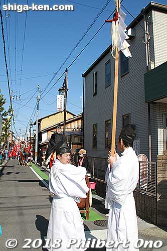 On Sat., the first day of the two-day festival, there is a procession from 2 pm. It is led by these shrine officials and the shrine priest on horseback.
Keywords: shiga omi hachiman sagicho matsuri festival float 2018 dog