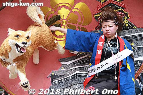 Float leader directing the float bearers carrying the float. Jukku-kai float. 十区会
Keywords: shiga omihachiman sagicho matsuri festival float 2018 dog