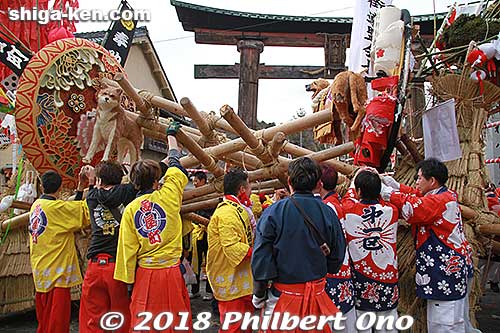 Uwai-cho float vs. Dai-ikku. 魚屋町
Keywords: shiga omihachiman sagicho matsuri festival float 2018 dog