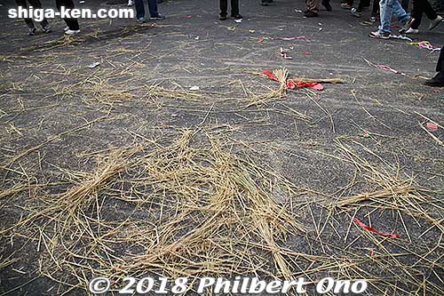 Lots of straw on the ground, serves up lots of dust.
Keywords: shiga omihachiman sagicho matsuri festival float 2018 dog