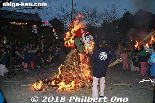 At 6 pm, the children's floats are torched first. Sanwakai children's float is set afire.
Keywords: shiga omihachiman sagicho matsuri festival float 2018 dog