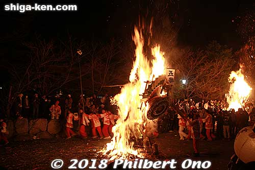The larger floats are burned from 8 pm. They burn 5 or 6 floats at a time until 10:30 pm. Miyauchi-cho float. 宮内町
Keywords: shiga omihachiman sagicho matsuri festival float 2018 dog