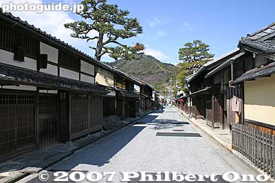 In Omi-Hachiman, Shinmachi-dori looking toward Hachimanyama. This area is also a National Important Traditional Townscape Preservation District (重要伝統的建造物群保存地区).
Keywords: shiga omi-hachiman merchant home omi shonin