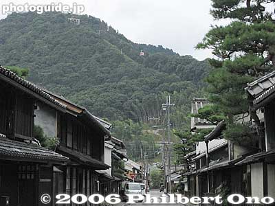 Shinmachi-dori looking toward Hachimanyama
Keywords: shiga omi-hachiman merchant home omi shonin