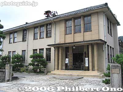 Local Artifacts Museum (Kyodo Shiryokan). Former residence of Omi merchant Nishimura Tarouemon. 郷土資料館
Keywords: shiga omi-hachiman merchant home omi shonin