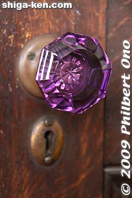 The former post office had a crystal glass doorknob on the postmaster office's door.
Keywords: shiga omi-hachiman William Merrell Vories architecture 