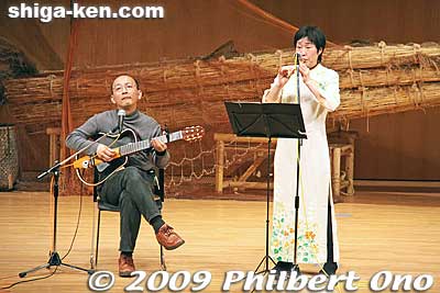 The Japan Yoshibue Association held a yoshibue (flute made of reeds growing in Lake Biwa) concert on April 4, 2009 which was Yoshibue Day. Various groups playing the reed flute gathered to perform a free concert. This married pair called Hot Line. ほっ
Keywords: shiga azuchi omi-hachiman bungei no sato yoshibue reed flute concert music