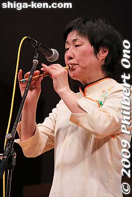 Hot Line often appears at various events. He plays the guitar while she plays the yoshibue. 「よし笛の日」定期演奏会
Keywords: shiga azuchi omi-hachiman bungei no sato yoshibue reed flute concert music