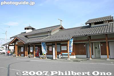 You can buy a set of tickets to all four Omi merchant homes and the museum which cheaper than buying a ticket at each place. Ohmi Railways Gokasho Station 近江鉄道五箇所駅
Keywords: shiga higashiomi gokasho train station