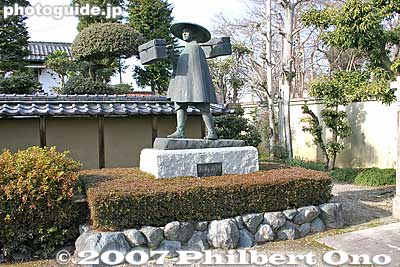 Omi merchant statue.
Keywords: shiga higashiomi gokasho omi ohmi shonin merchant home house