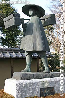 Omi merchant statue.
Keywords: shiga higashiomi gokasho omi ohmi shonin merchant home house japansculpture