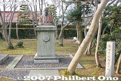 Bust of Fujii Hikoshiro
Keywords: shiga higashiomi gokasho omi ohmi shonin merchant home house