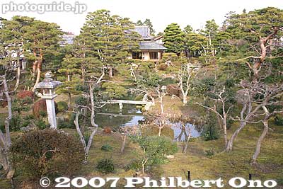 Spacious garden outside Fujii Hikoshiro house (in background)
Keywords: shiga higashiomi gokasho omi ohmi shonin merchant home house