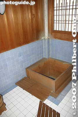 Furo bath made of wood.
Keywords: shiga higashiomi gokasho omi ohmi shonin merchant home house
