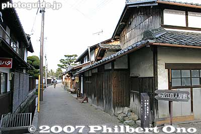 Gokasho is famous for the grand, old homes of wealthy Omi merchants. Three of them are clustered together for us to visit inside. They are the former residences of Tonomura Uhee (外村 宇兵衛), Tonomura Shigeru (外村 繁), and Nakae Jungoro (中江 
Keywords: shiga higashiomi gokasho omi shonin merchant homes houses