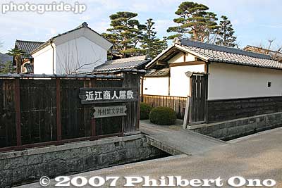 Former home of Omi merchant Tonomura Shigeru (外村 繁邸). [url=http://goo.gl/maps/wl6s0]Map[/url]
Tonomura Shigeru (外村 繁), Tonomura Uhee (外村 宇兵衛), and Nakae Jungoro (中江 準五郎)

Keywords: shiga higashiomi gokasho omi shonin merchant homes japanhouse Tonomura Shigeru