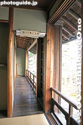 2nd floor balcony (Watch your head).
Keywords: shiga higashiomi gokasho omi shonin merchant homes houses Tonomura Shigeru