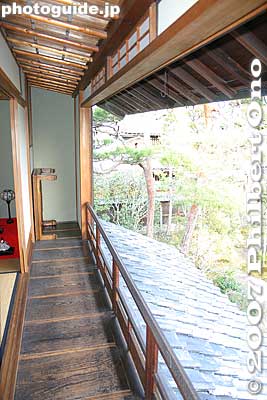 2nd floor balcony
Keywords: shiga higashiomi gokasho omi shonin merchant homes houses Tonomura Shigeru