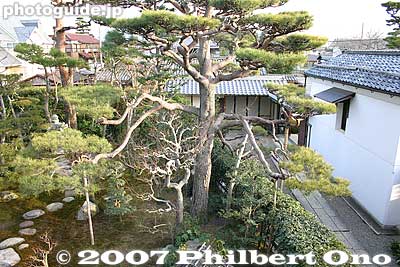 View from 2nd floor balcony
Keywords: shiga higashiomi gokasho omi shonin merchant homes houses Tonomura Shigeru