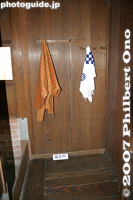 Changing room next to bath.
Keywords: shiga higashiomi gokasho omi shonin merchant homes houses Tonomura Shigeru
