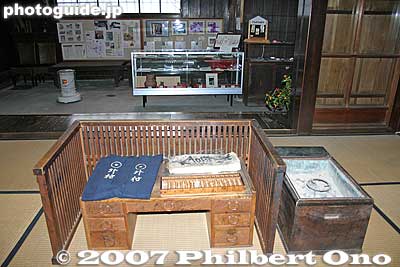 Shopkeeper's desk.
Keywords: shiga higashiomi gokasho omi shonin merchant homes houses Tonomura Uhee Uhe'e