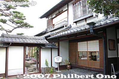 Entrance to home of Omi merchant Nakae Jungoro (中江 準五郎邸).
Keywords: shiga higashiomi gokasho omi shonin merchant homes houses Nakae Jungoro