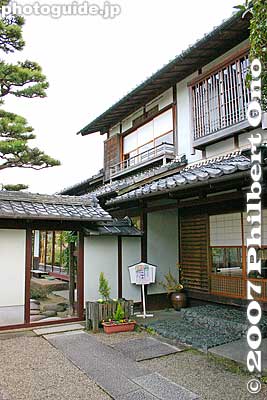 Entrance to home of Omi merchant Nakae Jungoro (中江 準五郎邸).
Keywords: shiga higashiomi gokasho omi shonin merchant homes houses Nakae Jungoro