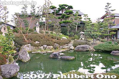 Garden and pond. This house has a nice garden.
Keywords: shiga higashiomi gokasho omi shonin merchant homes houses Nakae Jungoro