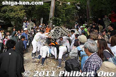 The third mikoshi, called Ninomiya, passes through the torii. 二の宮 
Keywords: shiga higashiomi ibanosakakudashi matsuri festival mikoshi portable shrine 