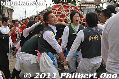 After hitting the paved road, they carry the mikoshi to a place nearby.
Keywords: shiga higashiomi ibanosakakudashi matsuri festival mikoshi portable shrine 