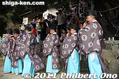 Shrine musicians play as the mikoshi arrive.
Keywords: shiga higashiomi ibanosakakudashi matsuri festival mikoshi portable shrine 