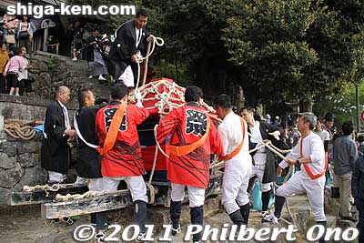 They undo the ropes covering the mikoshi.
Keywords: shiga higashiomi ibanosakakudashi matsuri festival mikoshi portable shrine 