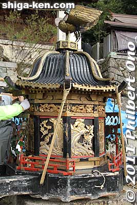 They put the ornaments back on.
Keywords: shiga higashiomi ibanosakakudashi matsuri festival mikoshi portable shrine 