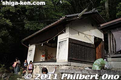 Looks like the mikoshi storehouse.
Keywords: shiga higashiomi ibanosakakudashi matsuri festival mikoshi portable shrine 