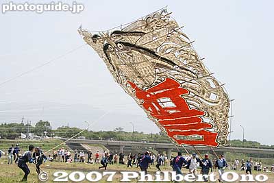 May 27, 2007 was a bad day for giant kite flying in Yokaichi, as the giant kite crashes head-first into a bamboo grove on its first and last flight during the Yokaichi Giant Kite Festival.
Keywords: shiga higashiomi yokaichi odako matsuri giant kite festival shigabestmatsuri