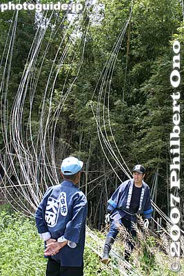 "So how does it look?" "It looks pretty bad, boss."
Keywords: shiga higashiomi yokaichi odako matsuri giant kite festival bamboo strings