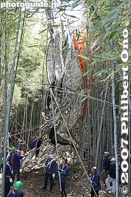 A small clearing was made around the kite.
Keywords: shiga higashiomi yokaichi odako matsuri giant kite festival bamboo
